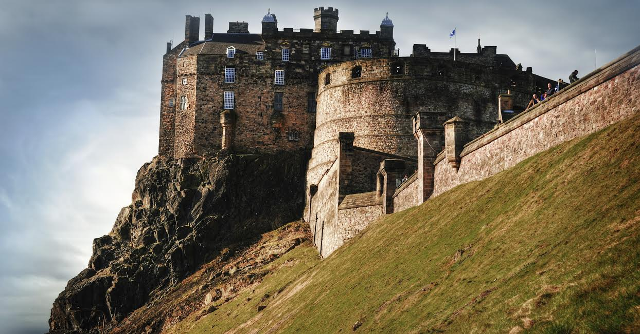 picture of Edinburgh Castle's walls on the cliff side